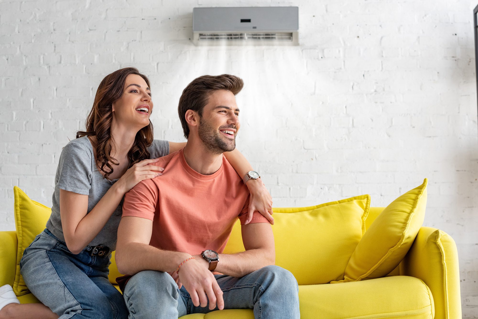 

New
Borrar fondo

Guardar

Compartir

Muestra

Alegre pareja sentado en amarillo sofá bajo el aire acondicionado en casa